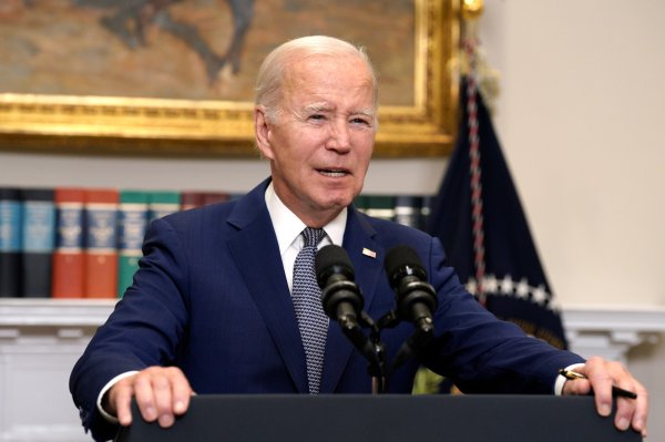 Biden asegura a Ucrania el apoyo de EEUU, pese a la oposición del ala "trumpista"
