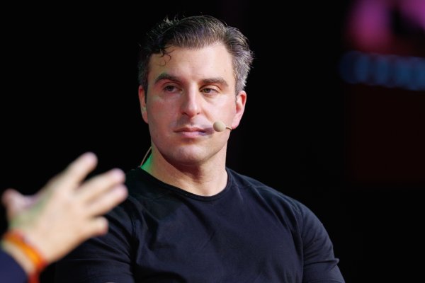 <p>Airbnb está básicamente rota, reconoce su CEO, pero él tiene un plan para componer la plataforma de arriendos</p>