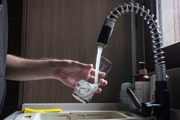 Extenso corte de agua en Santiago este fin de semana largo: anuncian plan de contingencia con 80 puntos de distribución