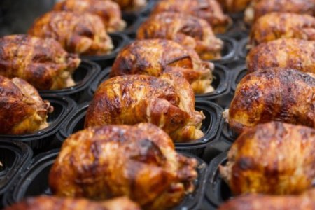 Por gripe aviar: mayor proveedor de pollos para asar de los supermercados en Chile inicia reorganización