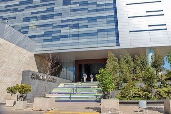 Clínica Las Condes anota nuevo retroceso en perspectivas de clasificación tras caída en resultados a junio