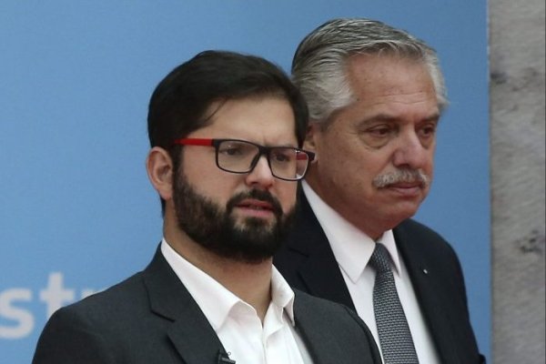La molestia por la exclusión del Mundial 2030 llegó hasta La Moneda: Presidente Boric llamó a su par argentino Alberto Fernández