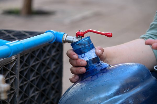 ¿Listo para el corte de agua en seis comunas de Santiago? Revisa cómo prepararte y dónde habrá puntos de abastecimiento