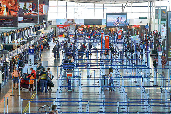 <p>DGAC fracasa en sus negociaciones y controladores aéreos aprueban movilizaciones en todos los aeropuertos en Chile</p>