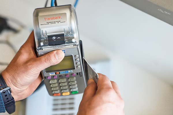 Transbank refuerza estrategia legal para aprobar plan tarifario tras baja en tasas de intercambio