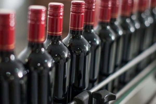 <p>La UE prevé una menor producción de vino en 2023 tras las fuertes caídas en Italia y España</p>
