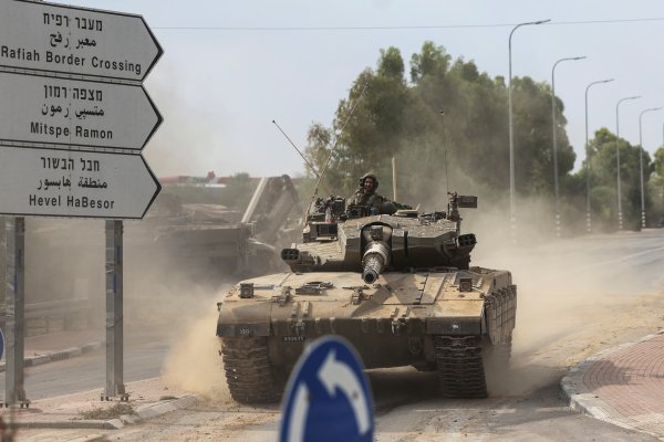 <p>Israel bombardea Gaza y alista a las tropas en la frontera</p>