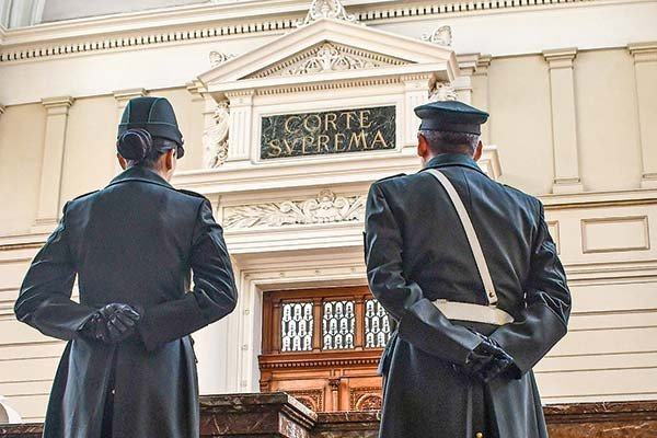 Comisión estima devoluciones de isapres por un tercio del monto calculado por regulador y abre polémica