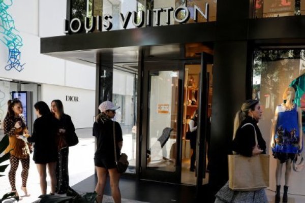 Menos coñac de alta gama y bolsos costosos: crecimiento de ventas de LVMH se desacelera en el tercer trimestre