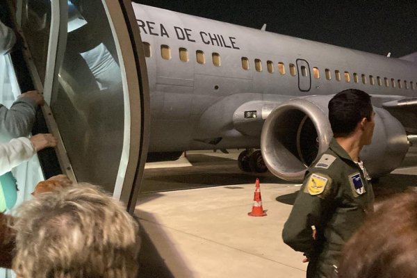 <p>Gobierno anuncia que ya partió desde Tel Aviv el primero de tres vuelos para evacuar a 377 chilenos desde Israel</p>