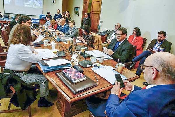 Ley corta de isapres: parlamentarios formulan primeros reparos a informe técnico por monto y plazo de las devoluciones