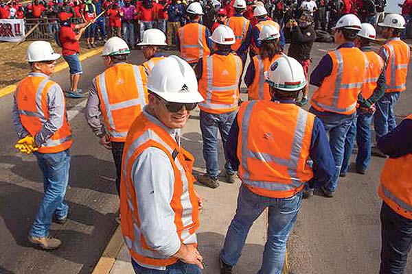 Trabajadores de Escondida llegan a preacuerdo con la empresa y se evita huelga en mayor operación de cobre del mundo