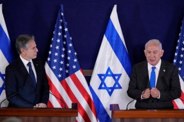 <p>El secretario de Estado de EEUU, Antony Blinken, junto al primer ministro de Israel, Benjamin Netanyahu, tras reunirse en Tel Aviv. (Foto: Reuters)</p>