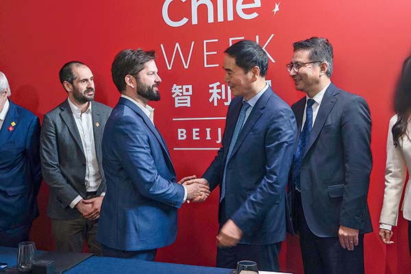 <p>Presidente Gabriel Boric con fundador de Tsingshan Holding Group, Xiang Guangda. Foto: Presidencia</p>