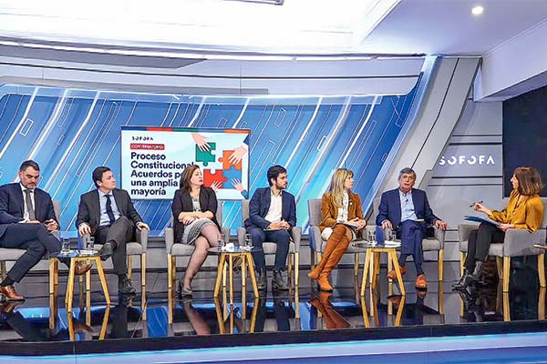 Dirigentes políticos debaten en la Sofofa sobre el proceso constitucional y ratifican sus dispares miradas sobre la propuesta