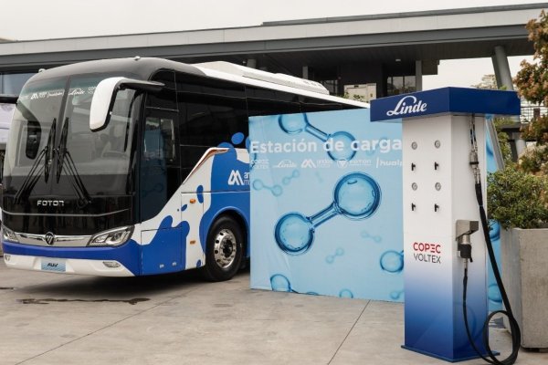 <p>Copec y Linde presentan "hidrolinera" para primer bus de H2 en Chile</p>