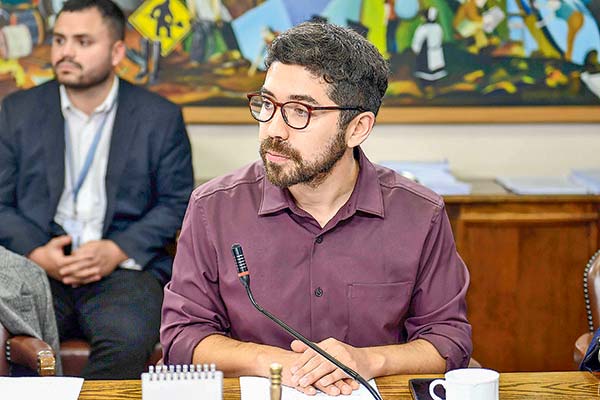 <p>El diputado PS Juan Santana preside la comisión de Trabajo de la Cámara. Foto: Agencia Uno</p>