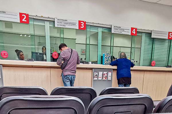 <p>Las estrategias que podrían desplegar los bancos para reenfocar sus negocios en 2024, según el mercado</p>