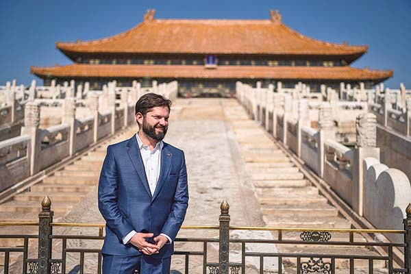 Boric finaliza gira a China reafirmando la “neutralidad digital” de Chile y con invitación a Xi a la Antártica
