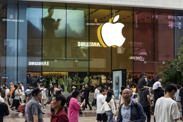 CEO de Apple recibe respaldo de gobierno chino en medio de guerra tecnológica y caída de ventas en ese mercado clave