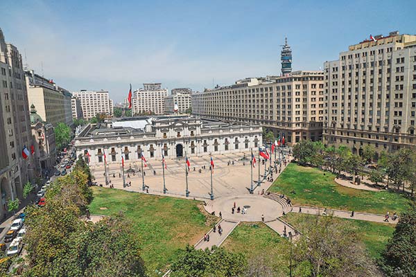 Clasificación de riesgo de Chile bajo presión: economistas ponen foco en medidas procrecimiento