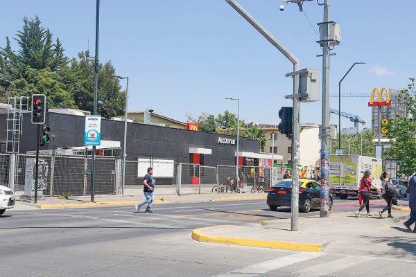 Un AutoMac que no puede funcionar y una interpretación: MCDonald’s arremete en tribunales contra la Municipalidad de Providencia