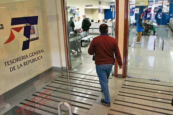 Colocaciones masivas de bonos dejan heridos en el mercado de renta fija en Chile