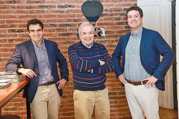 <p>El portfolio manager de Mining Tech, Andrés Rodríguez; el socio del fondo, André Sougarret; y el cofundador de Alza Group, Álvaro Alliende. Foto: Julio Castro</p>