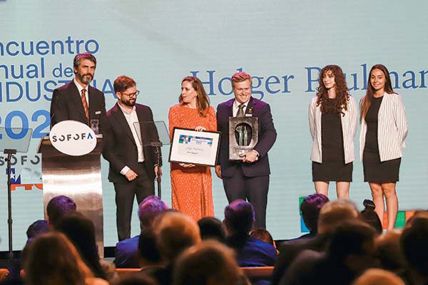 <p>Este año el Premio Andrés Concha Rodríguez recayó en Holger Paulmann, presidente ejecutivo de SKY Airline. </p>