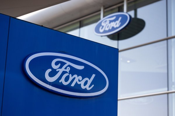 <p>Ford incumple las expectativas de resultados y retira sus proyecciones para 2023 por el impacto de la huelga</p>