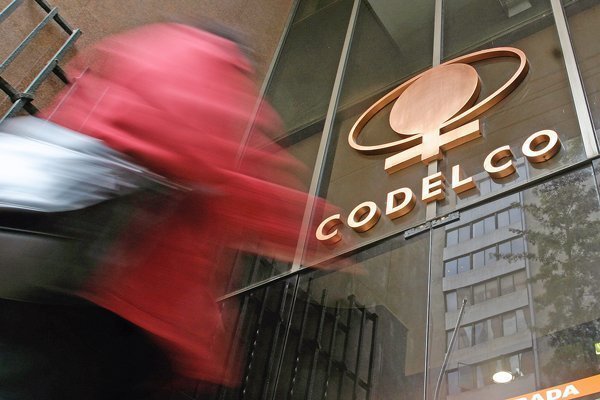 <p>Excedentes de Codelco caen 65% a septiembre golpeados por retroceso en la producción</p>