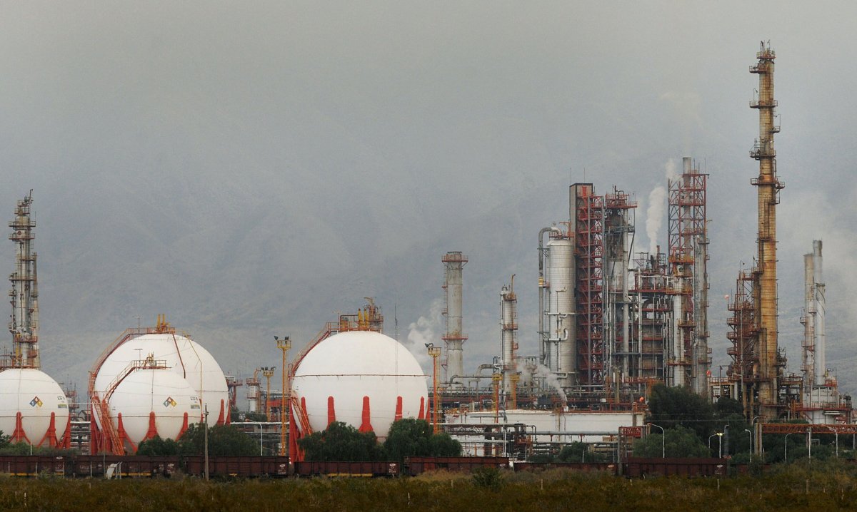 <p>Massa amenaza con cortar las exportaciones de combustible debido a la escasez</p>