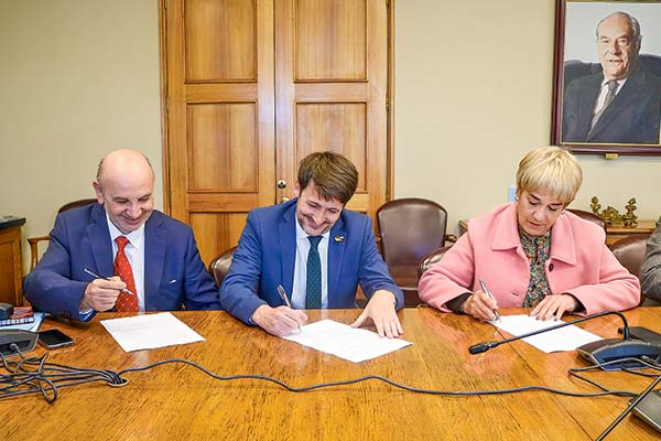 <p>El 11 de octubre, el ministro de Energía, Diego Pardow (al centro), firmó junto a senadores un acuerdo de trabajo legislativo.</p>