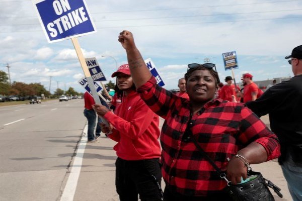 <p>GM llega a acuerdo provisional con UAW que pone fin a huelga</p>