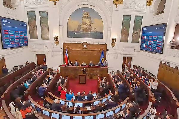 Sólo con votos de la oposición se aprobó el texto final de la que podría ser la primera Carta Fundamental escrita en democracia