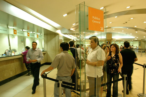 <p>Ganancias de la banca se contraen casi 30% y alcanzan los US$ 3.584 millones en nueve meses</p>