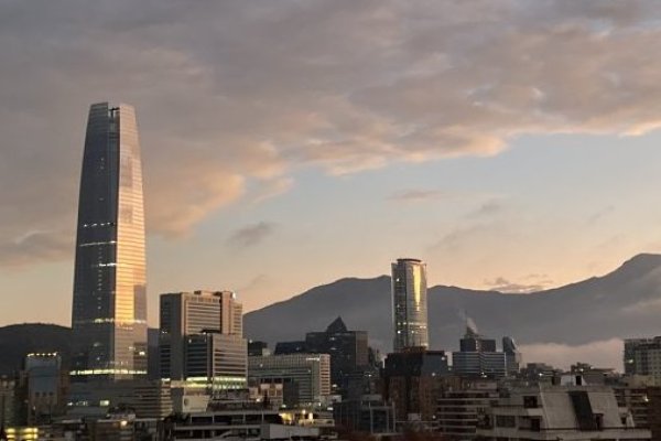 <p>¿Brotes verdes? Resultados sectoriales alientan pronósticos de que septiembre sería el último mes con una caída de la economía chilena</p>