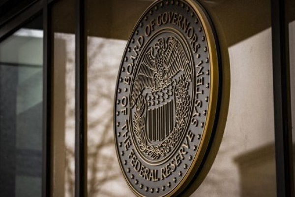 <p>Fed mantiene sin cambios la tasa de interés como esperaba el mercado y señala que la inflación "sigue elevada"</p>