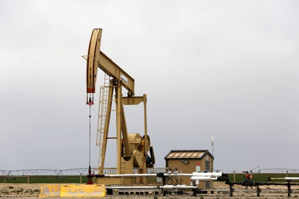El petróleo sube 1%, tras tres días de descensos, luego de anuncio de tasas de la Fed