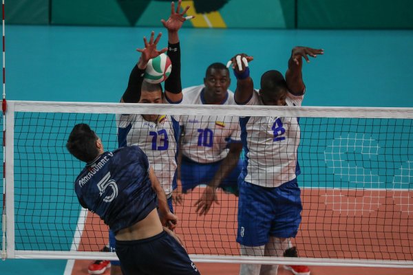 Arranca triatlón en Santiago 2023 y Team Chile de vóleibol masculino se despide tras caer con Colombia