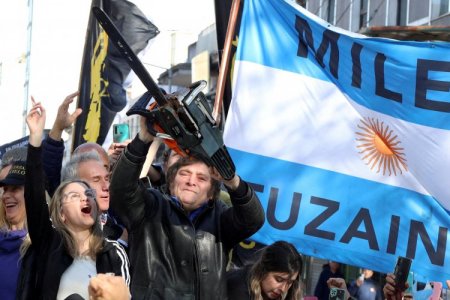 Milei mantendrá la dolarización y la eliminación del Banco Central, y prevé plan de infraestructura "a la chilena"