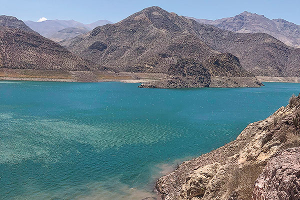 Enfrentar la falta de agua: desalinizadoras y soluciones innovadoras