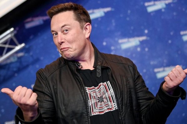 <p>'Grok' tiene 'acceso en tiempo real' a información de X, la plataforma de redes sociales que Elon Musk compró por US$ 44 mil millones hace un año.</p>