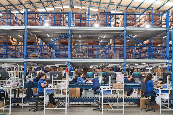 Sondeo del Banco Central: precios de venta de empresas disminuyen “levemente”, pero el dólar sigue pesando
