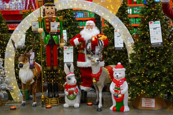 Más de la mitad de los consumidores mundiales reducirán sus gastos navideños este año, revela un estudio de EY