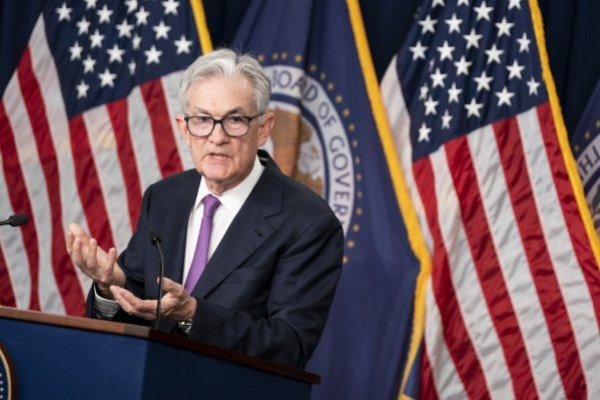 <p>Powell afirma que la Fed no dudará en volver a subir las tasas de interés si fuera necesario para contener la inflación</p>