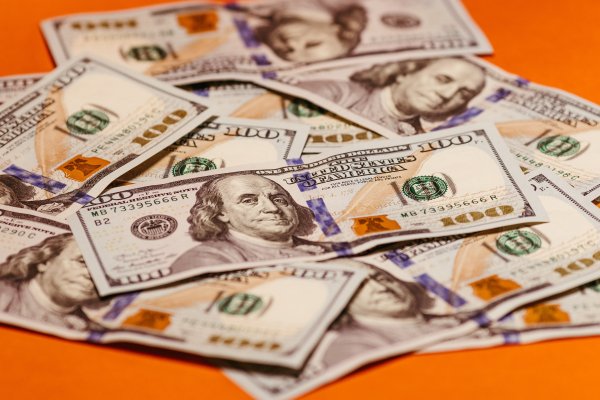 Dólar cierra con fuerte alza sobre los $910 luego que Hacienda redujo montos de programa de ventas de la divisa