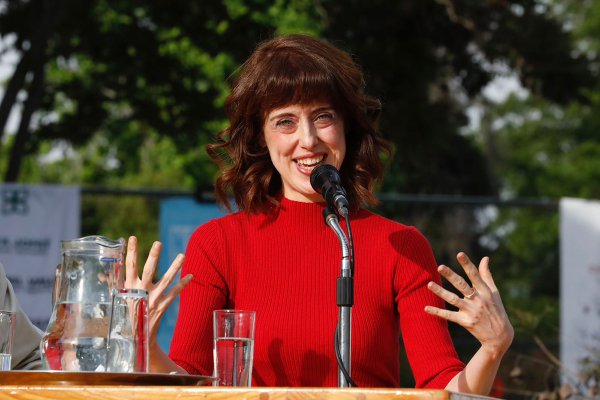 <p>La trastienda de la agitada visita a Chile de la best seller española Irene Vallejo</p>