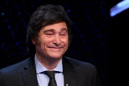 Milei, el radical argentino, se esfuerza por reinventarse para la segunda vuelta electoral