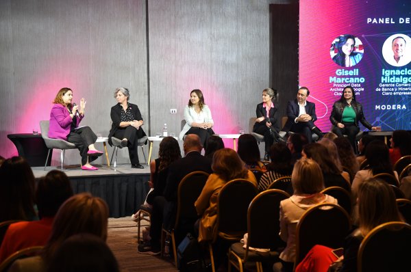 Red de Mujeres en Alta Dirección realiza sexta versión del Summit Redmad, con foco en la irrupción tecnológica e IA en el avance laboral femenino